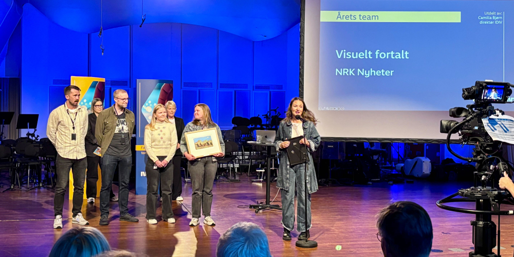 Visuelt fortalt and Managing Editor Maria Knoph Vigsnæs receives the Team of the Year prize in 2025. Photo: NRK/Reidar Kristiansen